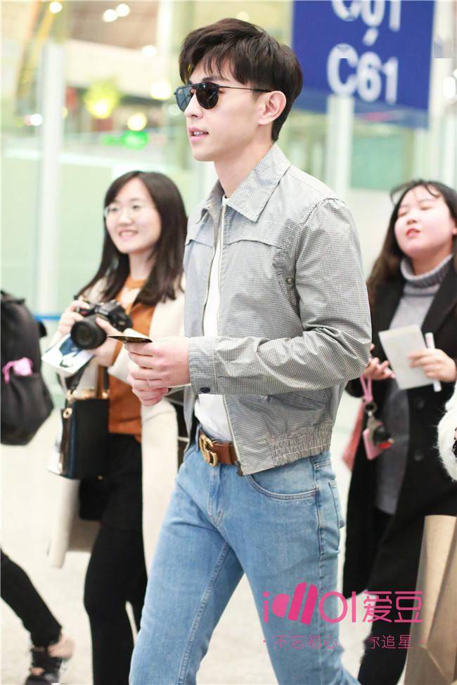 那年今日|邓伦北京出发飞往长沙 一身清爽造型时尚不失精致_marsto