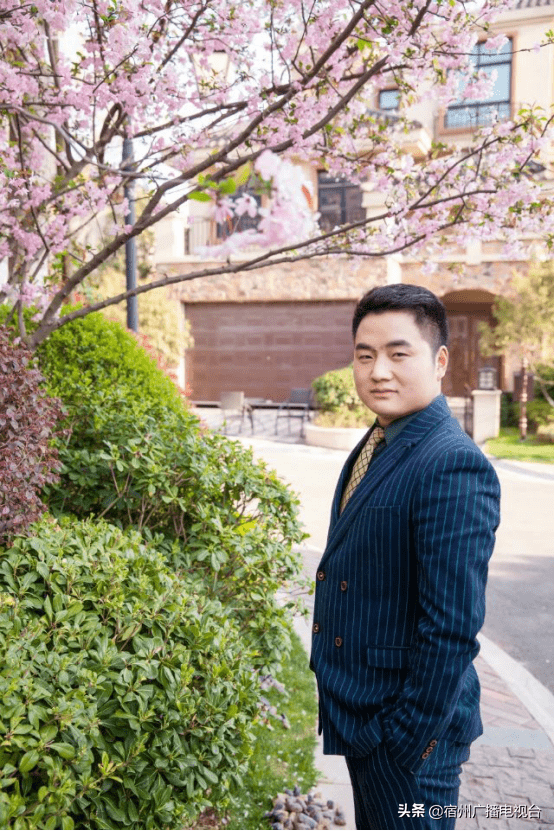 青联榜样说朱锦像太阳一样守护孩子的光明