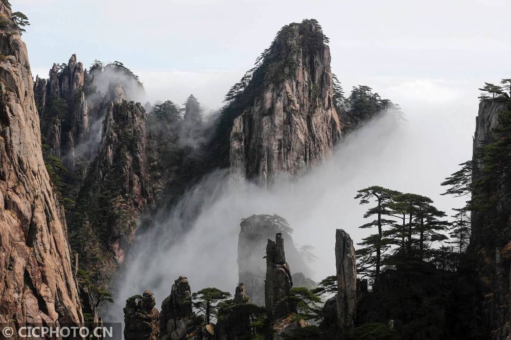 安徽：雨后黄山现瀑布流云景观