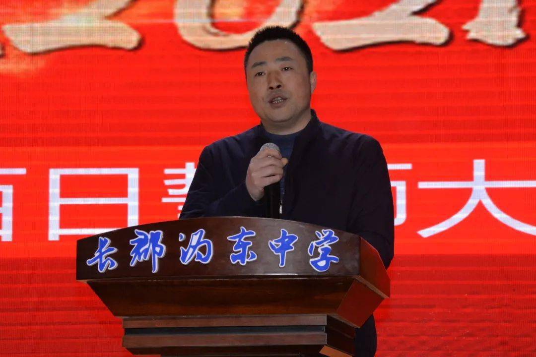 长郡沩东中学▲在决胜中考的横幅上,同学们毫不犹豫签下自己的大名