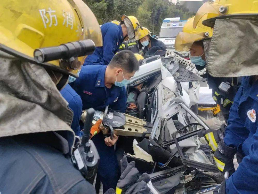 东莞消防救援人员到达事故现场后发现导致两名人员被困车内其中一辆