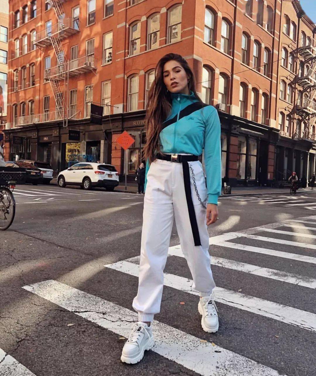 很多运动装的搭配也都是收脚的款式,不拖沓,方便跑跑跳跳,是运动女生