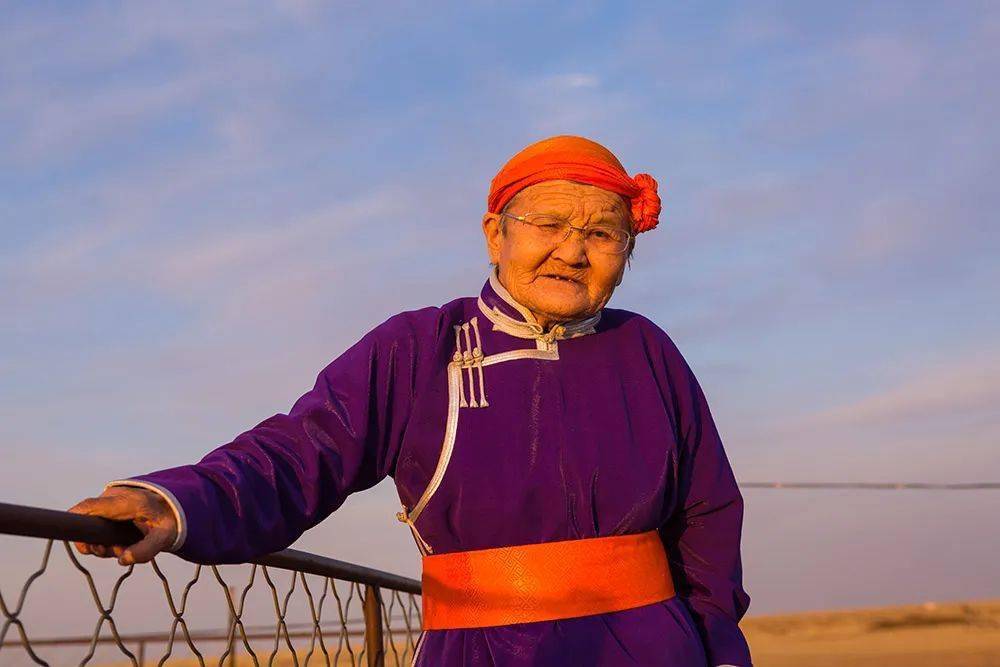 抚养28个孤儿的草原母亲,仍觉得对他们有所亏欠