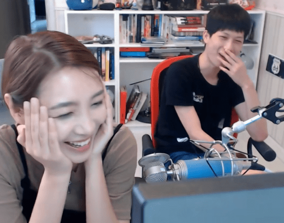 女流yjj正式官宣在一起老粉丝激动等待这一刻三年了