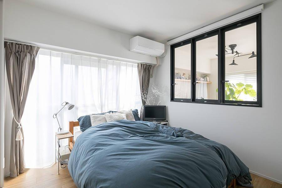 75㎡卧室做l型墙,一半实心墙一半玻璃窗,全小区他家采光最好