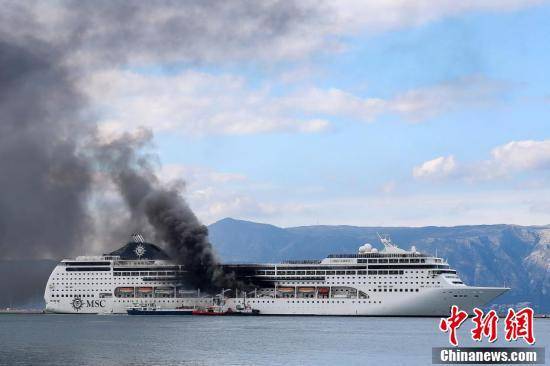 希腊旅游胜地科孚岛一艘轮船起火 浓烟冲天