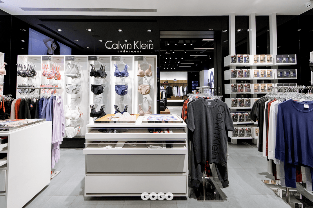 简约明亮的店铺内陈列着众多calvin klein 2021春季新品更多随性的