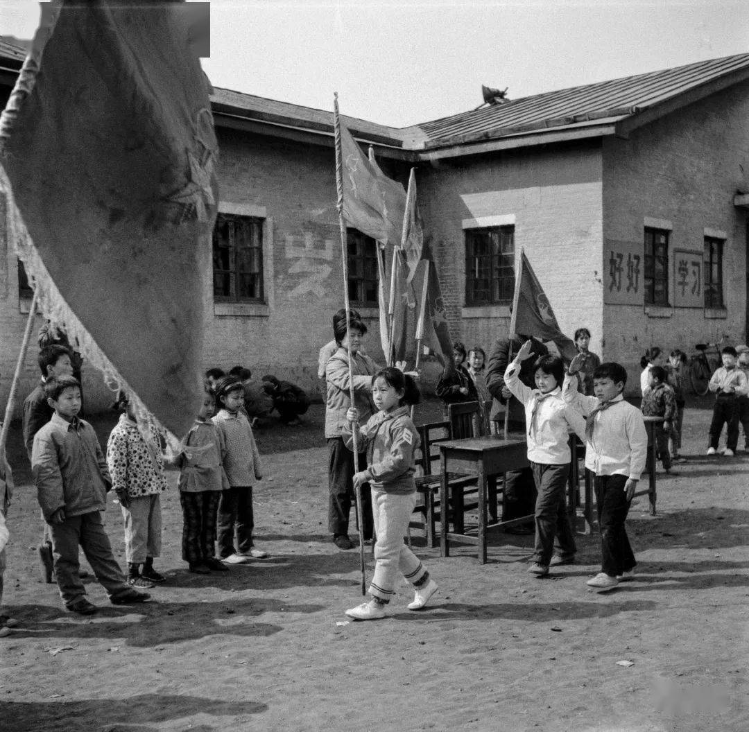1980年,哈尔滨,少先队日授旗仪式.