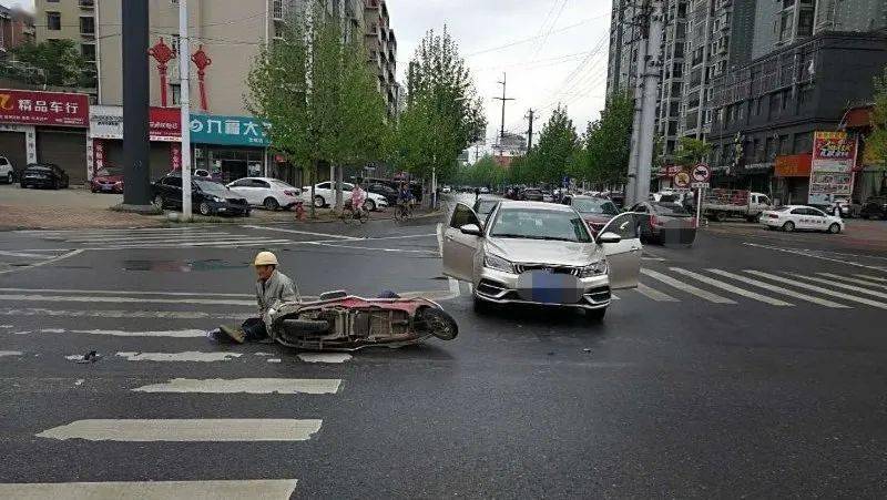 邵阳一电动车闯红灯被撞,电动车全责!