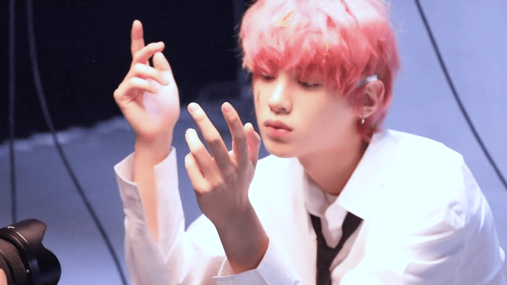 黄明昊《style》拍摄花絮上线 a,b面少年一齐收入囊中