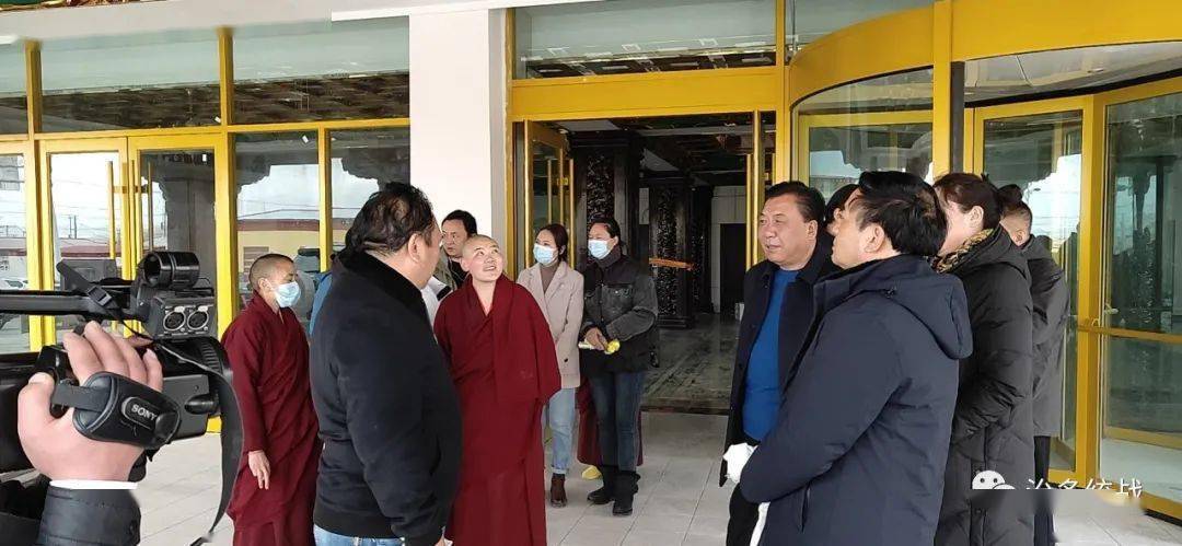 任宝元重点以贡萨寺为例,从寺院社会化管理,活佛及僧人的学习培养