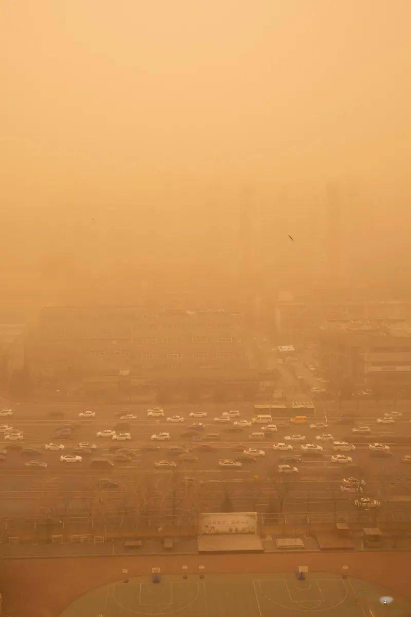 多图直击北京今年最强沙尘来袭空气质量已达严重污染