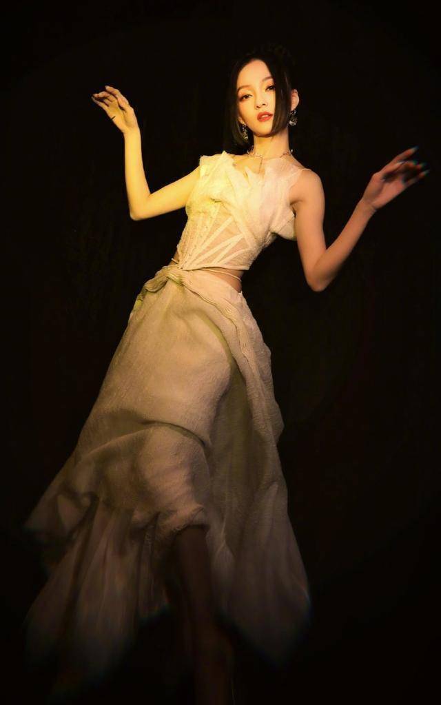 怪不得张韶涵看着有168 光小腿就比上身长 这比例太绝了 裙子