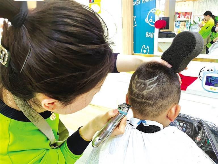 日前,一种好看又好玩的儿童理发店在兰州各大购物中心兴起,各种造型都
