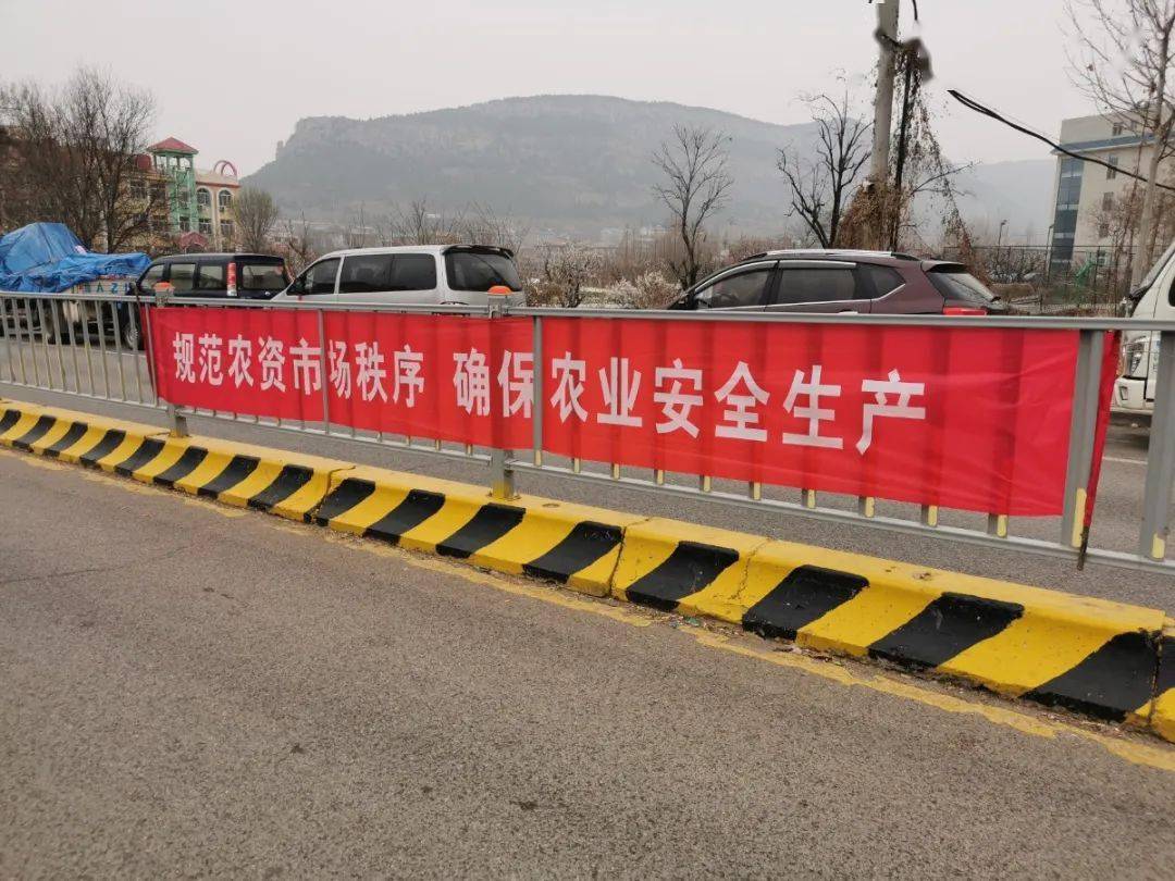 悬挂宣传条幅与此同时,仲宫供销社在龙山路设置咨询台,通过实物现场