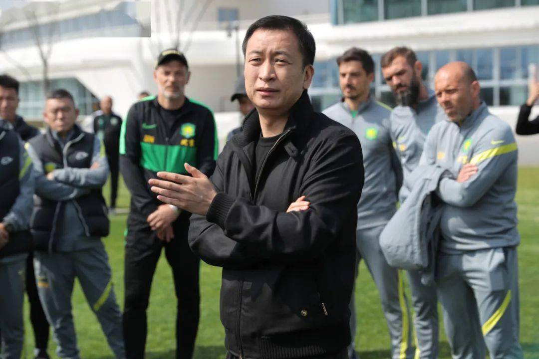周金辉董事长探望球队:俱乐部继续保持稳定发展 今年目标仍是冠军
