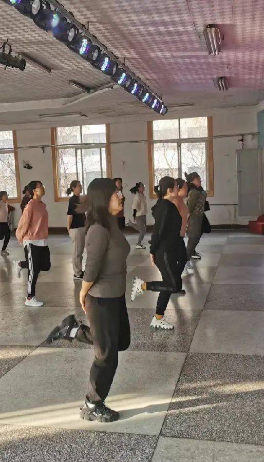 学校动态兰州市第五十六中学教师体育课侧记