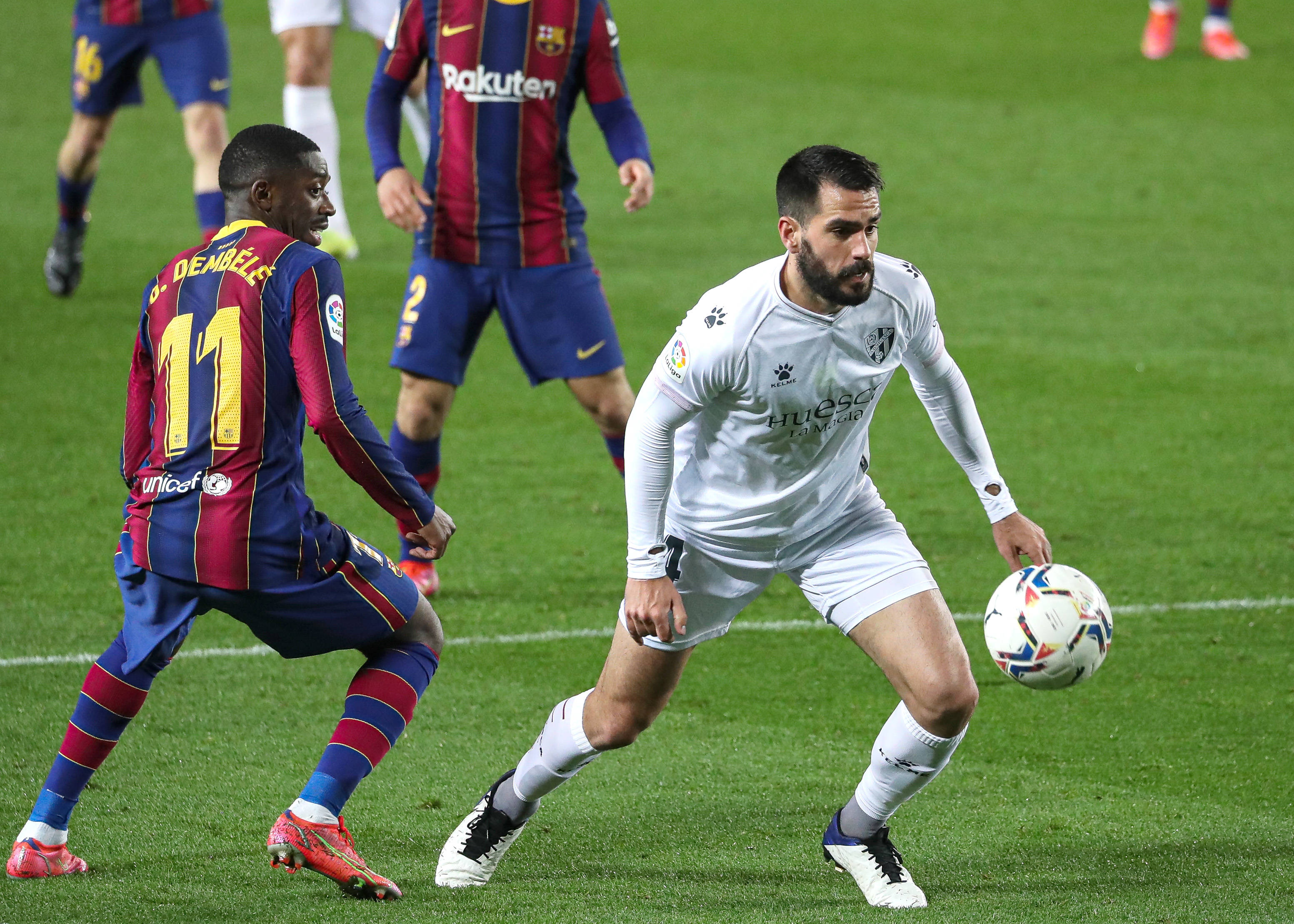 足球——西甲:巴萨胜韦斯卡