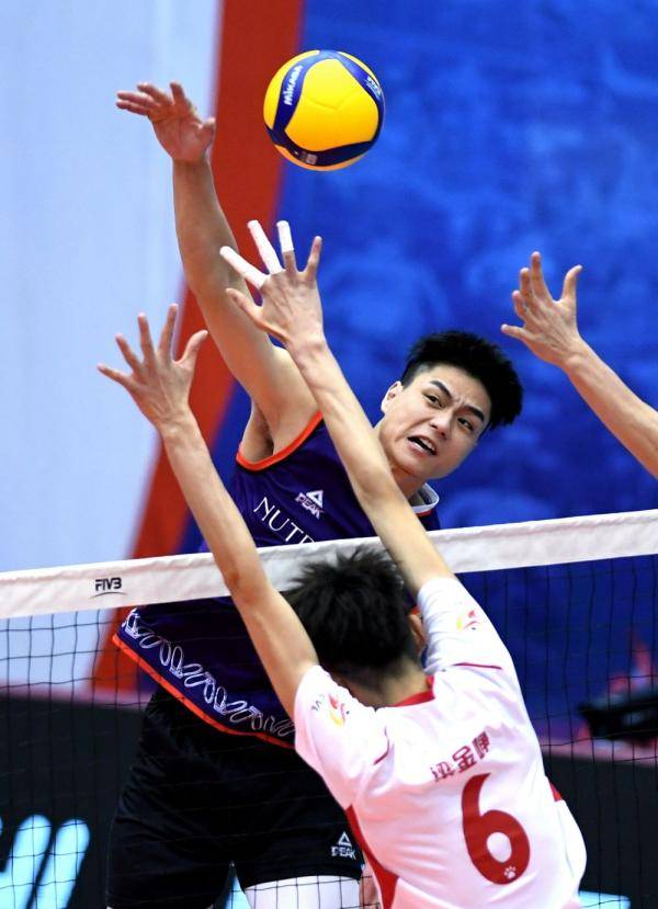 四川橘袋队球员郭顺祥(后)在比赛中扣球.