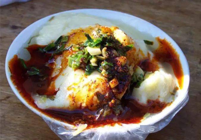 成县人喜欢吃且家家户户常备的一种菜肴在农村,酸菜被称为"美食之魂"