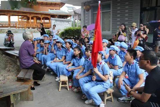 在坞根镇红十三军二师纪念馆里,来自坞根红军小学的"小红军解说员"赵
