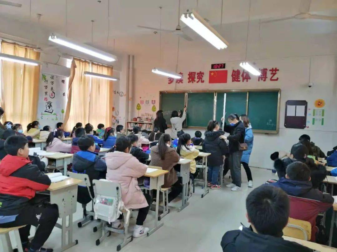 教室 人均_教室图片动漫(2)
