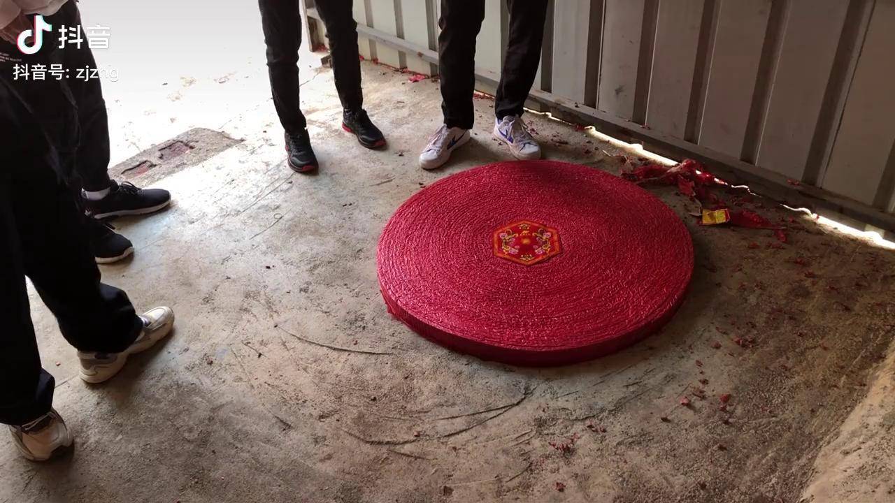 实拍湛江农村放几十米长的的鞭炮响了几分钟才爆完