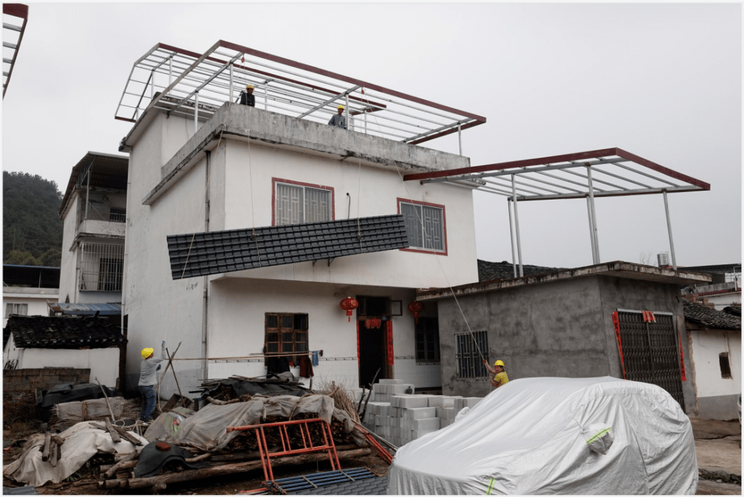 陂屋顶改造工人紧锣密鼓工作中贴墙裙地面平整石山隘旧房拆除前旧房