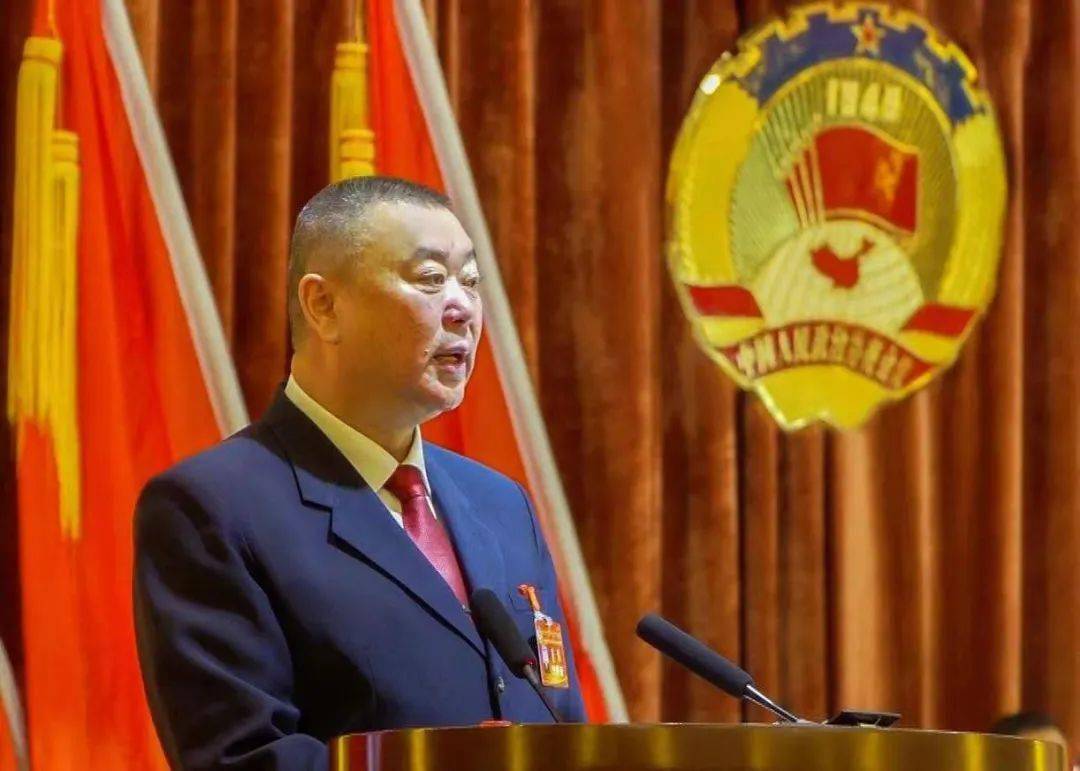 赵国柱代表政协锡林浩特市第十届委员会常务委员会作工作报告.