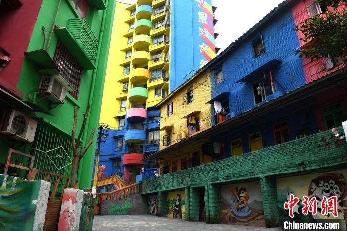 重庆老社区变身网红打卡地 “外墙经济”带活当地旅游