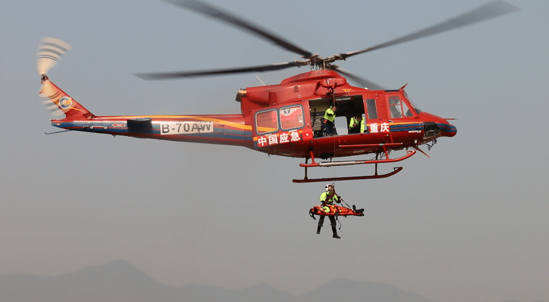 位于龙兴的航空应急救援基地,航空救援总队的队员们正在开展直升机