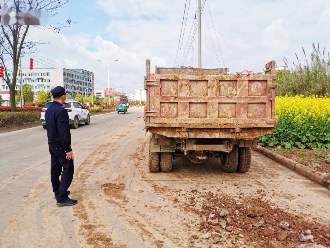 貨車遺撒黃泥揚長而去……後果很嚴重!