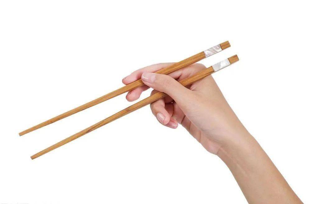 这种拿筷子的方法是,用大拇指和中指,无名指,小指捏住筷子,而食指伸出
