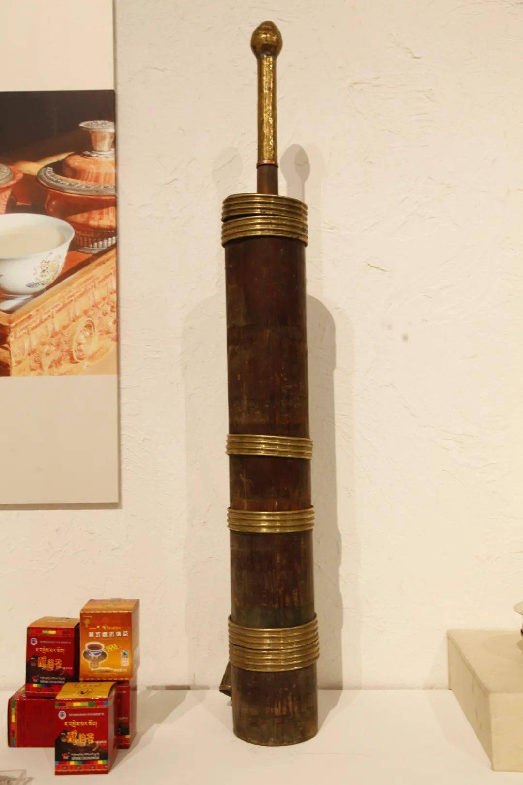 酥油茶保温瓶在阿里,酥油茶和青稞酒时主要饮料,过去藏民的生活理想便