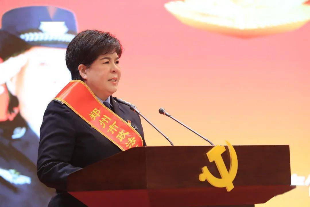 刘成晓报告会上,郑州政法英模事迹巡回报告团中的郑州市公安局交警