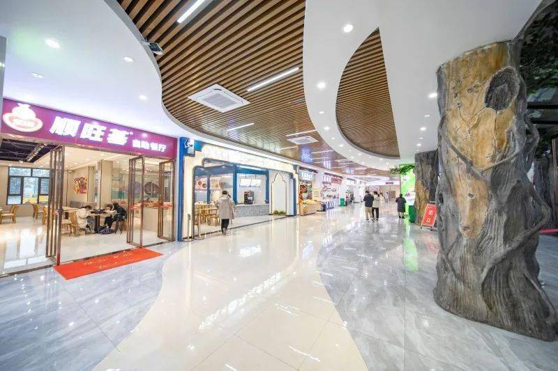 鄱阳服务区外立面结构吸取了著名画家吴冠中老师的画作《江南水乡》