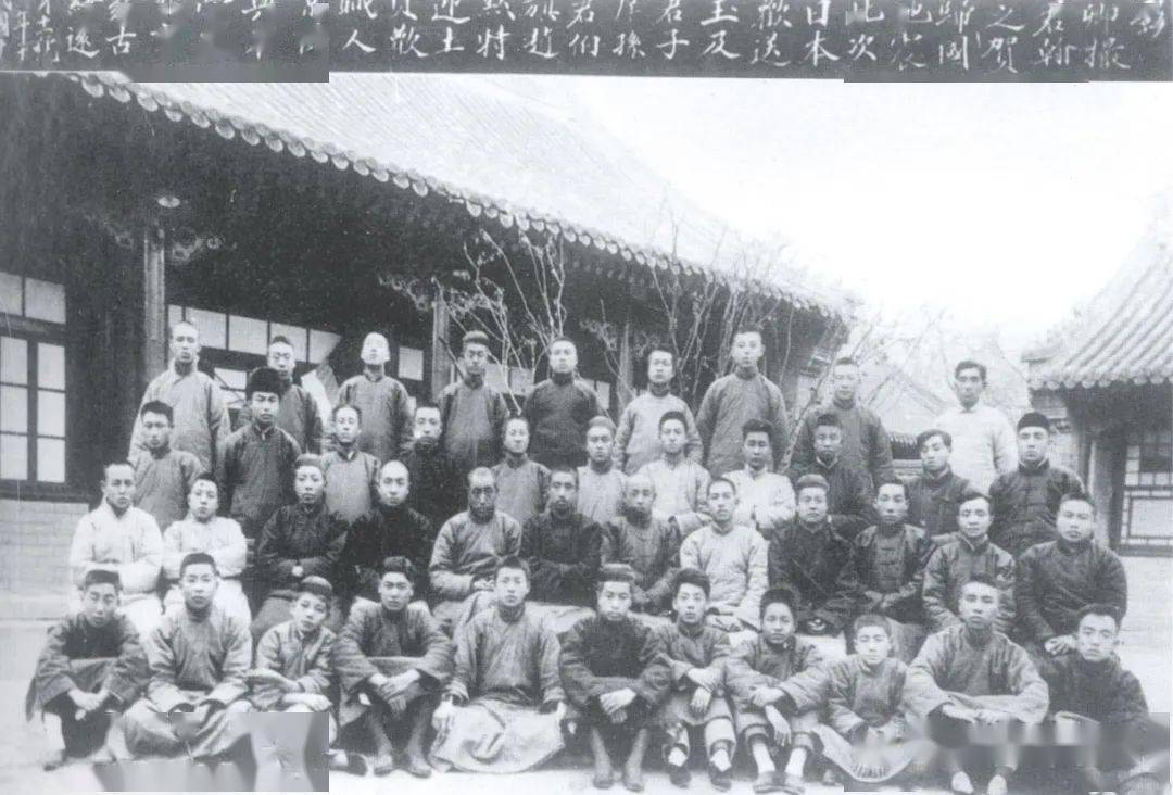 乌兰夫,奎璧,吉雅泰,多松年,李裕智等30多名进步青年来蒙藏学校学习