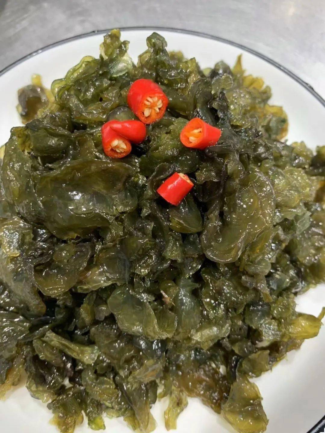 春天初生的芹菜香味强劲且细腻是很好的调味品