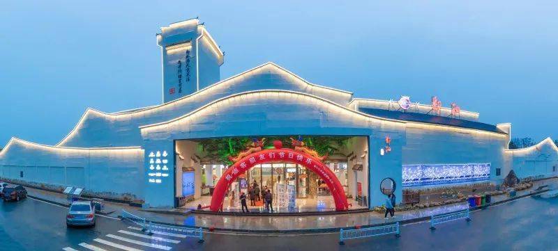 鄱阳服务区外立面结构吸取了著名画家吴冠中老师的画作《江南水乡》