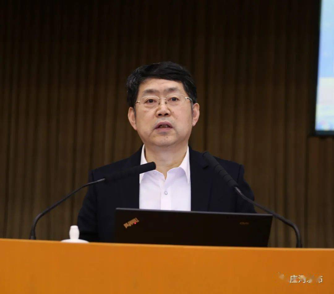 会议特邀国内知名的医院管理和卫生经济专家周生来教授作《健康与领导