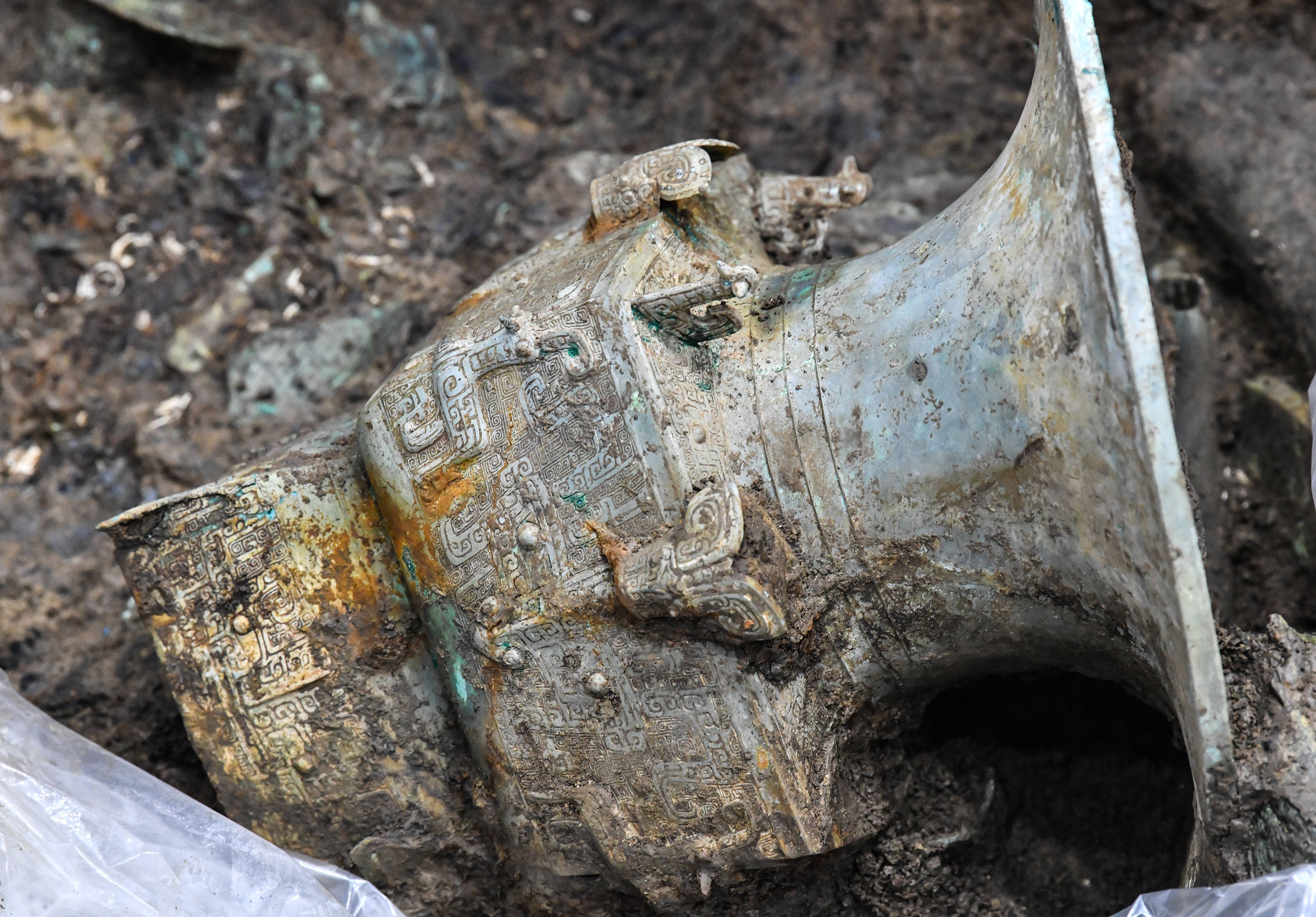 这是在三星堆遗址考古发掘现场3号祭祀坑内拍摄的青铜器(3月19日摄)