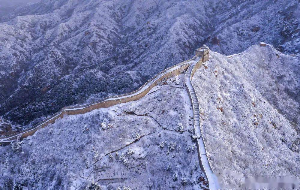 春雪中的八達嶺長城矯若遊龍, 在陽光的映照下,更顯偉岸.