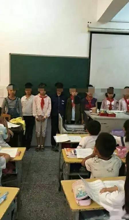 一老师晒学生罚站照片引发家长争议到底谁的问题