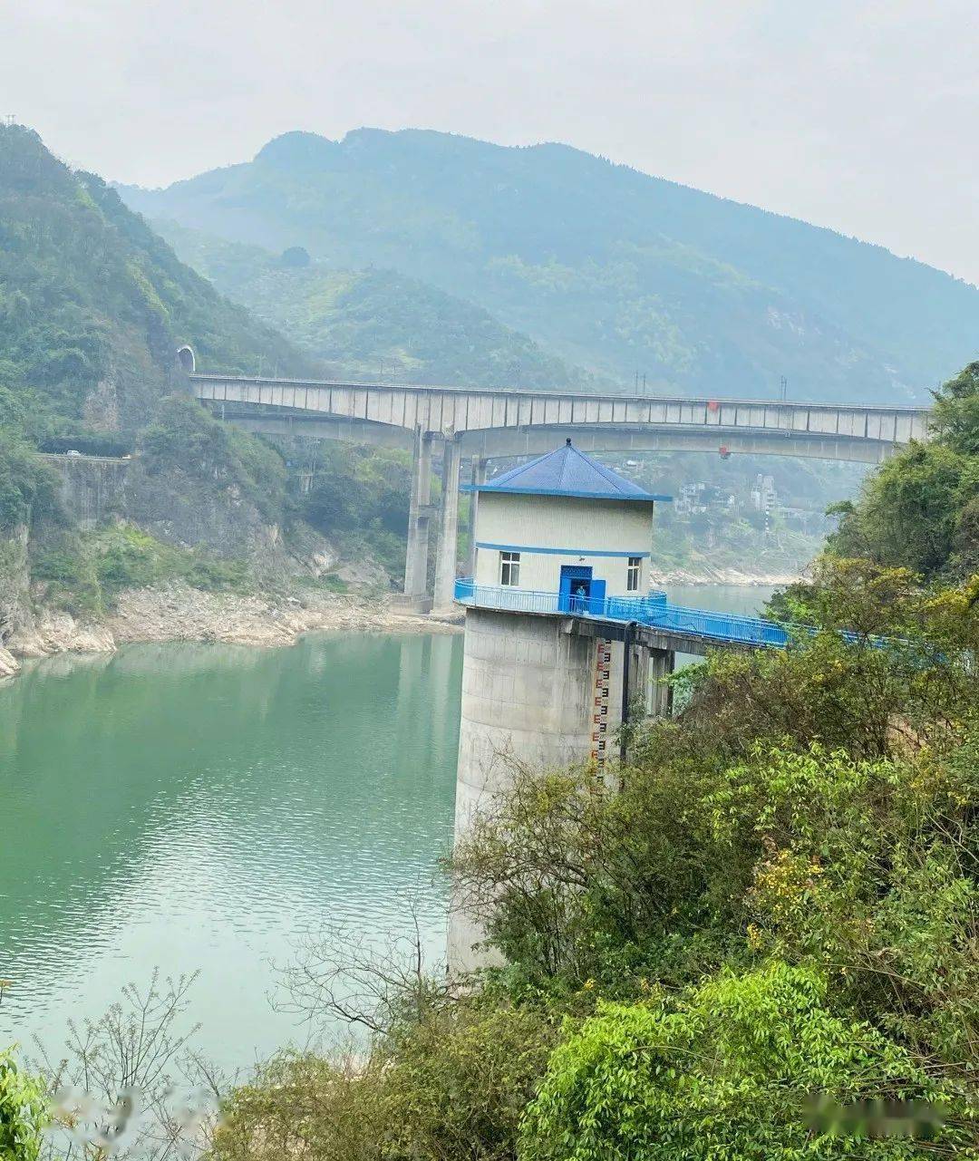 【早安北碚】来观音峡,和火车合影