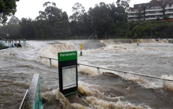 澳大利亚遭遇百年一遇的洪水：整栋房子被冲走，居民们划皮划艇_新南威尔士州