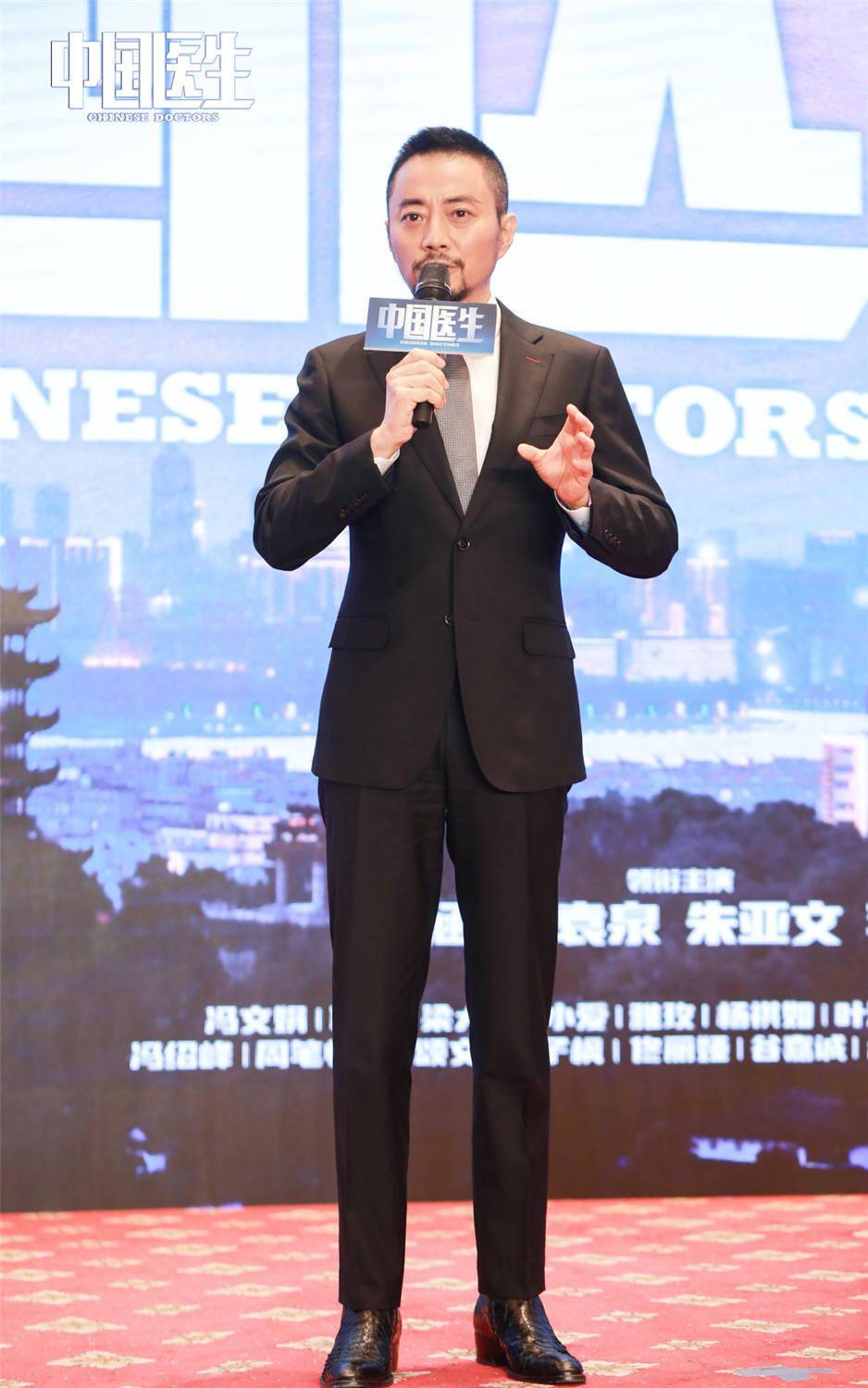 《中国医生》剧组春分时节重回武汉“赴樱花之约”_张定宇