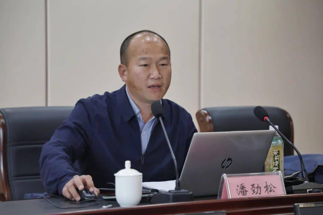 授课中,潘劲松教授以《征途漫漫 惟有奋斗——2021年全国两会政府工作