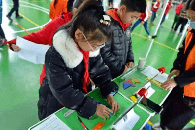 青春志愿行共筑中国梦绍兴市青少年活动中心走进稽东镇开展志愿服务