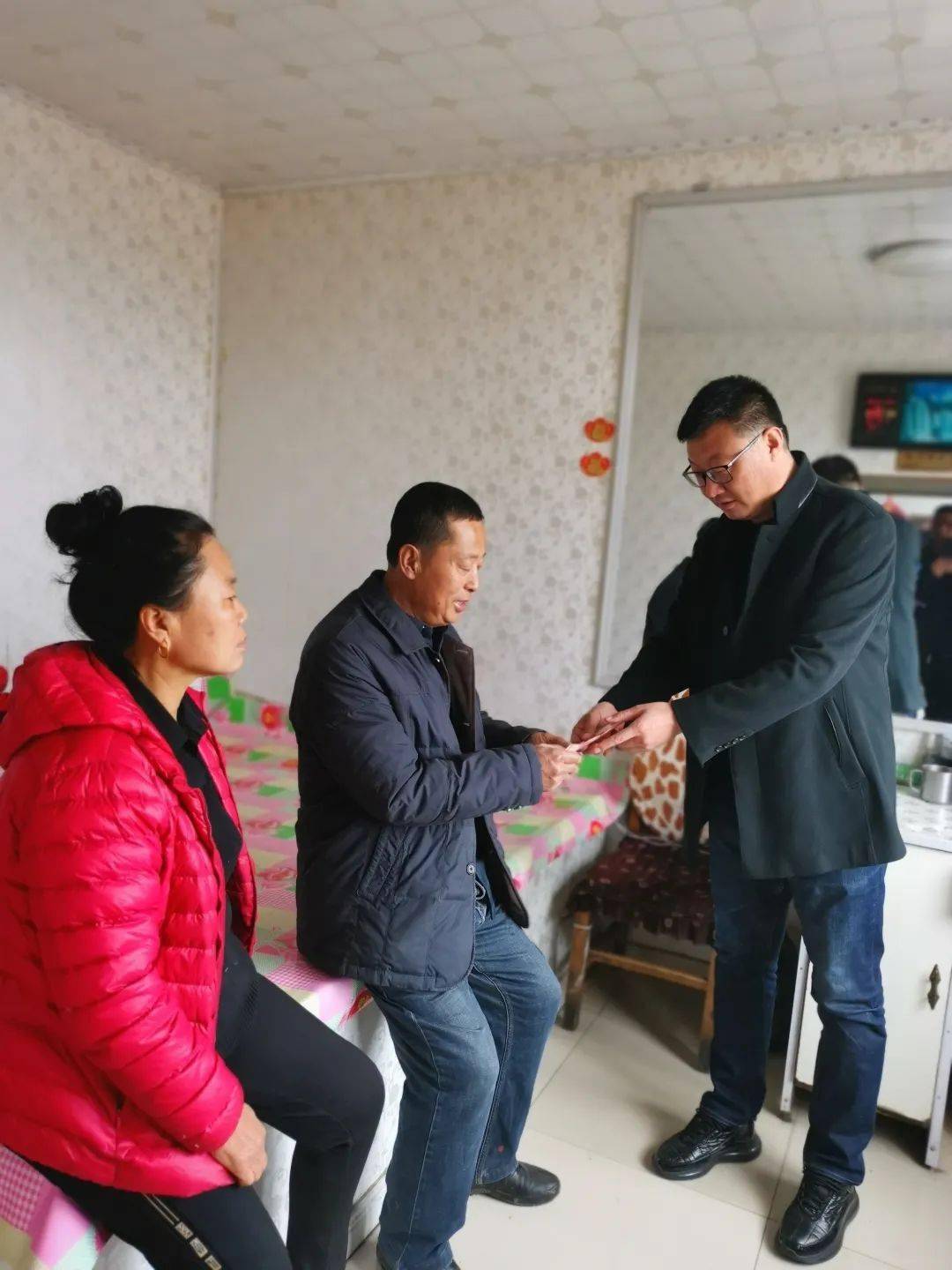 与老兵李国义一番推心置腹二人了解到李国义因脑梗去哈尔滨看病但