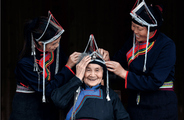 景宁畲族雄冠式头冠戴在头上的凤凰传奇